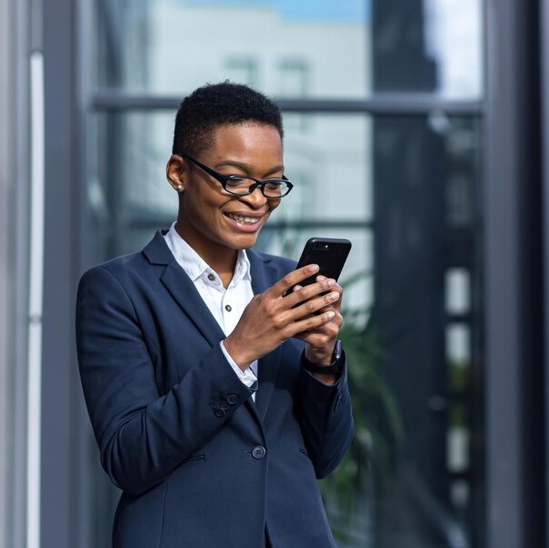 belle joyeuse femme aux cheveux courts etudiante afro americaine se rejouit actualite lit du telephone bonne nouvelle sourit_321831 8366